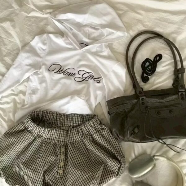 19638F2E-8EEB-47CC-A7A2-78849F24B46F 連帽刺繡薄長袖